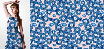 33126 Materiał ze wzorem malowane niebieskie kwiaty na różowym tle